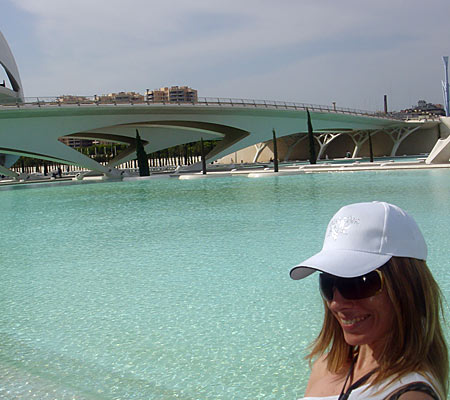 Lenka, con el puente que pasa frente al Palacio de las Artes Reina Sofía de fondo